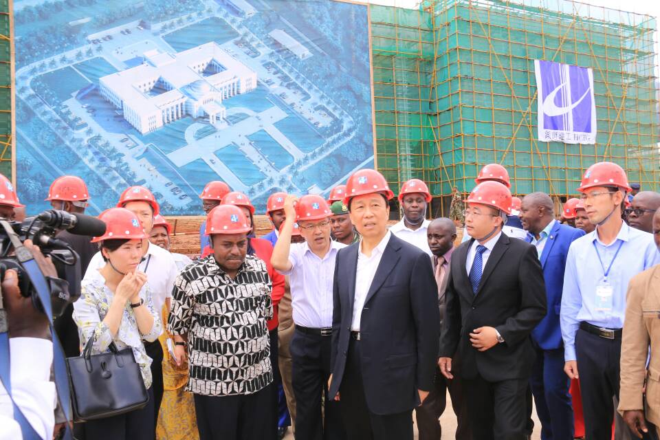 SE LI Yuanchao visite des réalisations chinoises au Burundi