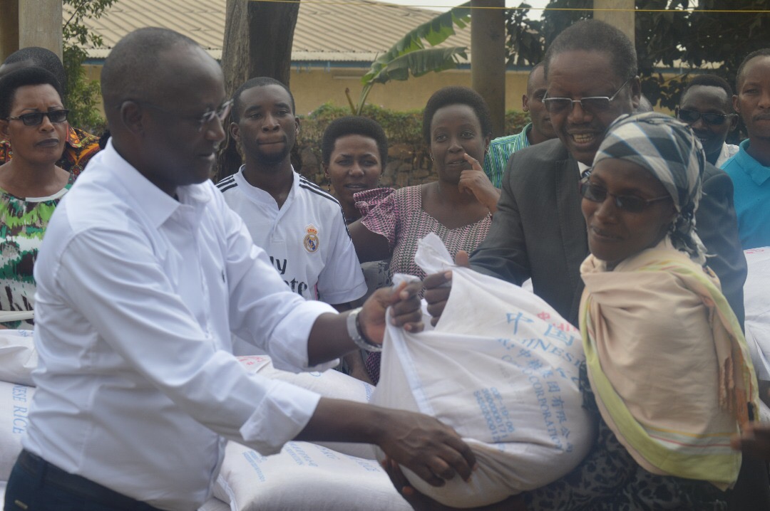 Le Premier Vice-Président de la République a distribué des vivres aux vulnérables de la Mairie