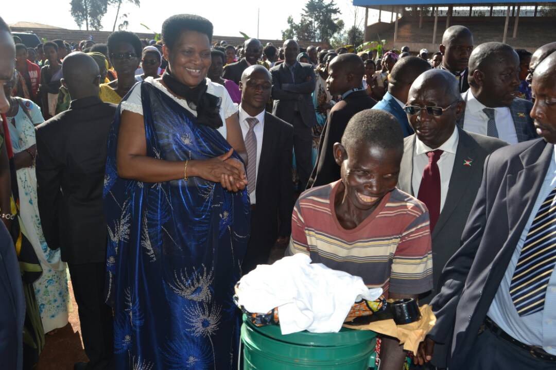 La Première Dame offre des vivres aux vulnérables de Ngozi
