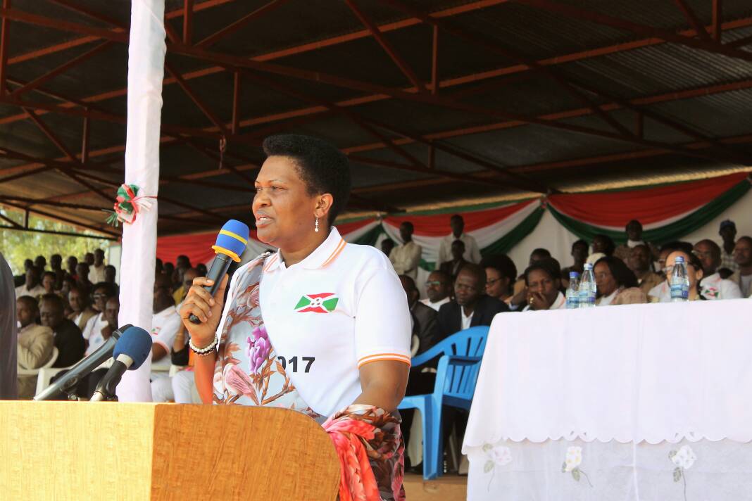 La Première Dame du pays célèbre la journée de lutte contre le SIDA avec la population de Bugabira à Kirundo