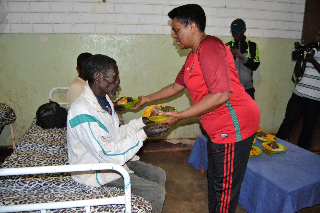 La Première Dame Denise Nkurunziza a souhaité les meilleurs vœux aux malades de l’Hôpital de Buye