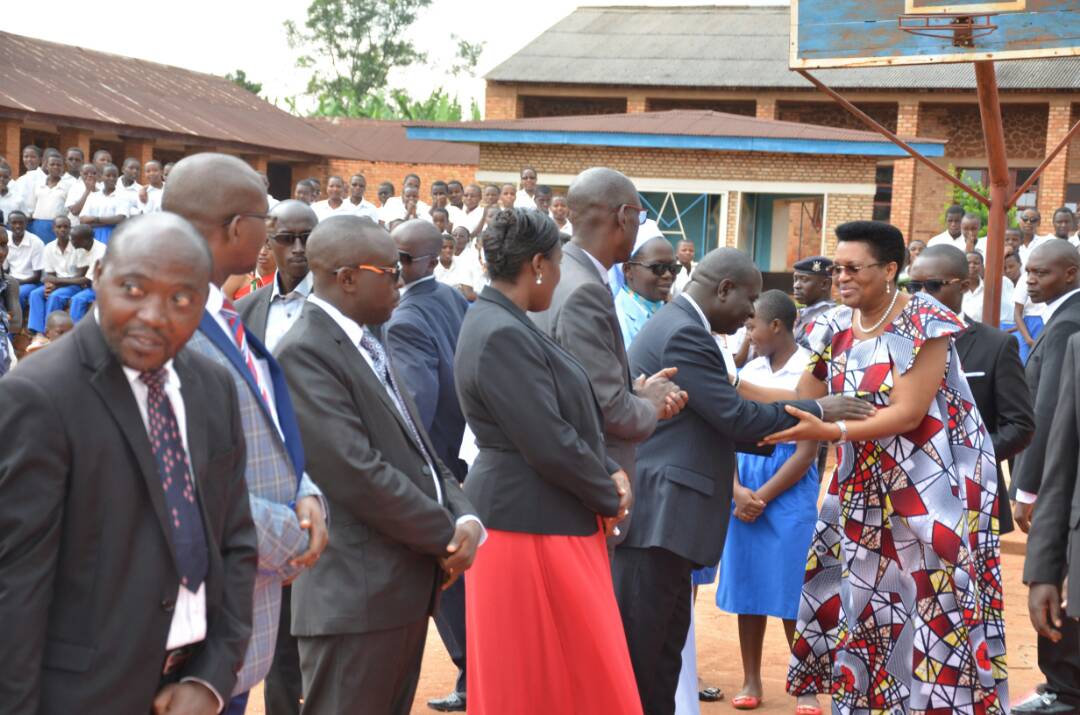 La Première Dame enseigne les bonnes manières aux jeunes lycéennes de Busiga
