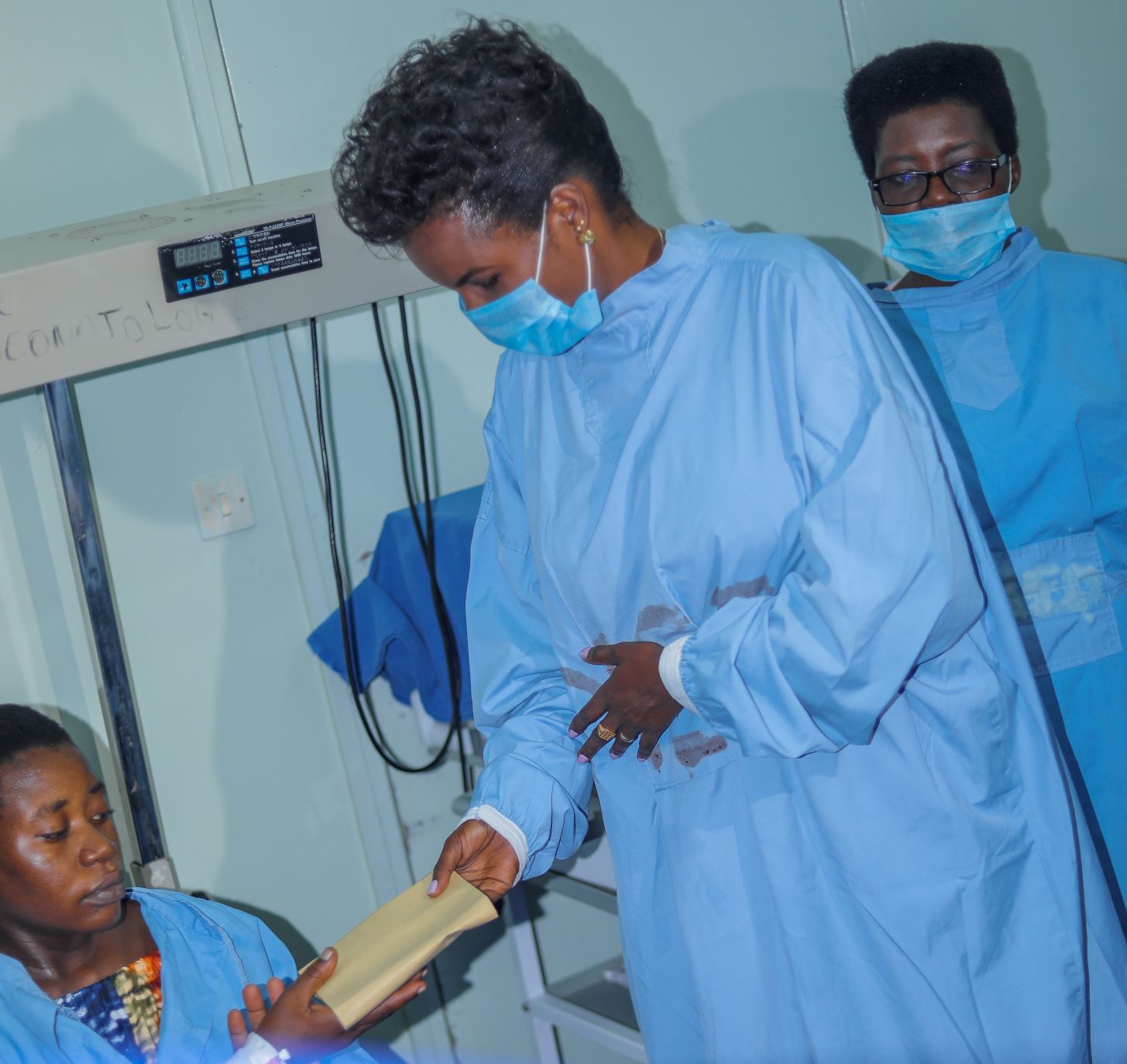 SE Angeline Ndayishimiye apporte de l’aide aux malades à l’hôpital Roi Khaled