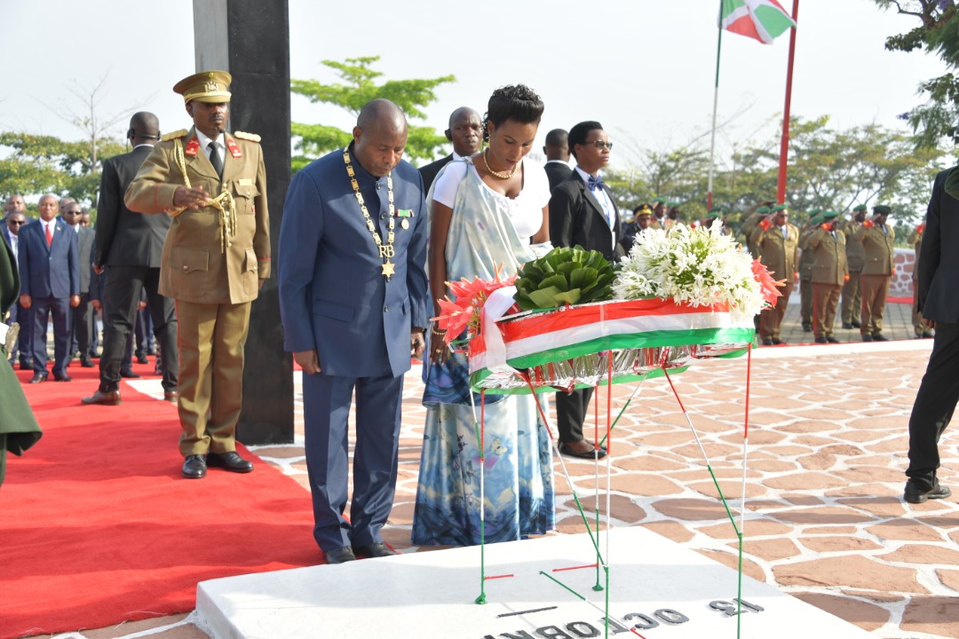 Le nouveau Président Ndayishimiye dépose des fleurs sur les places historiques