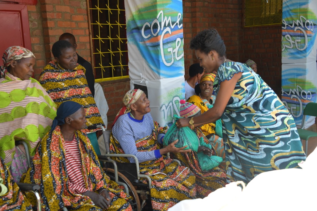 La Première Dame du Burundi vient en aide aux femmes âgées et aux orphelins du centre de Mutoyi