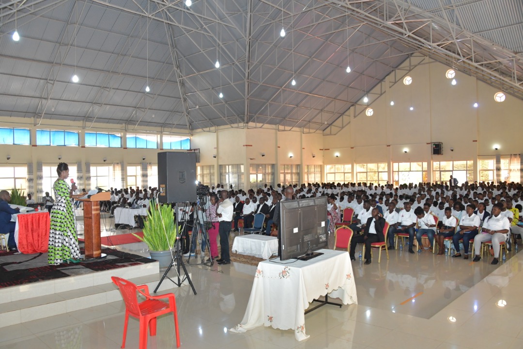 La Première Dame du Burundi demande aux jeunes de la province Ngozi de préparer leur avenir
