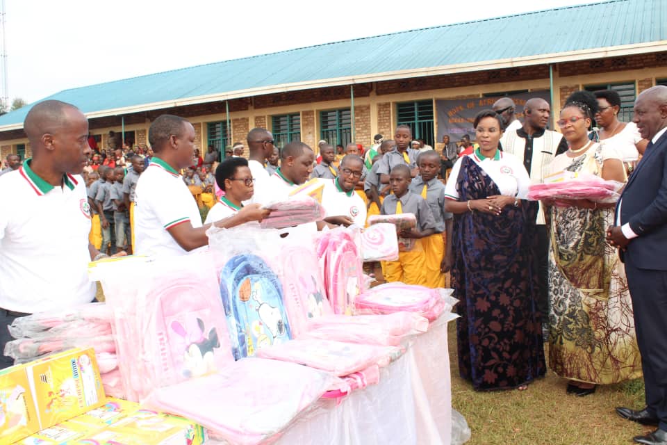 La Première Dame  apporte une assistance à  l’Ecole «Asante Primary School »