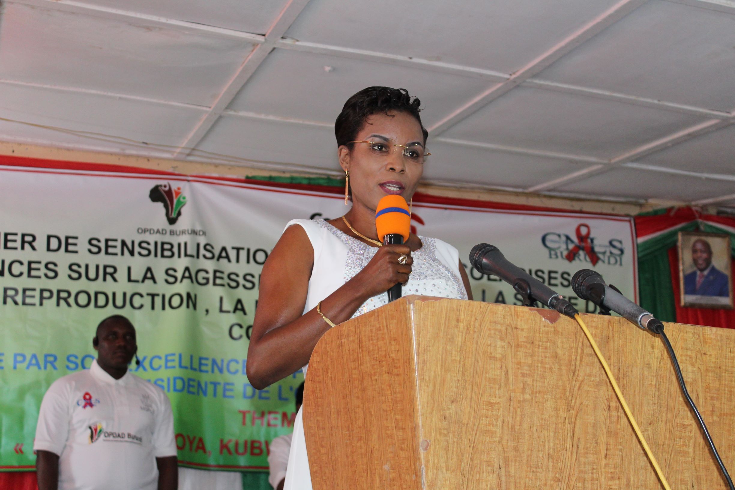 La Première Dame du Burundi clôture la campagne de sensibilisation des jeunes en vacances