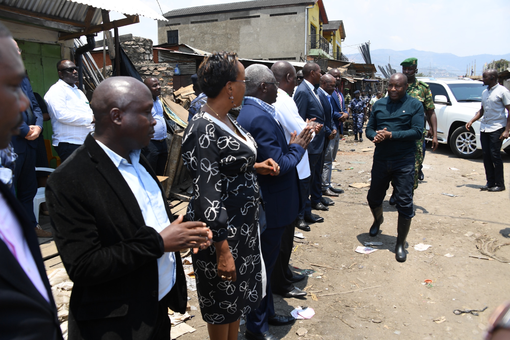 Le Chef de l’Etat visite le marché de Kamenge récemment dévasté par le feu