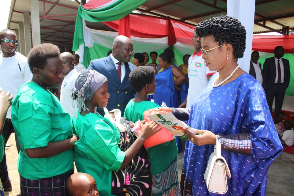 The First Lady joins the children jailed with their mothers in Mpimba prison to celebrate Christmas