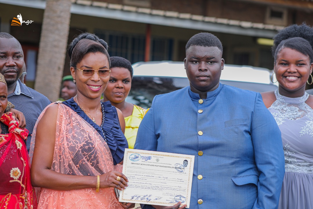 The First Lady enhances the certificate presentation ceremonies at  Lycée du Lac Tanganyika