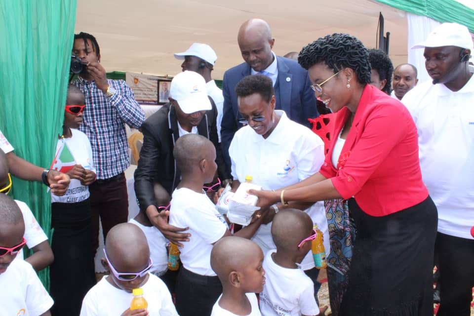 La Première Dame partage la joie de Noël avec les enfants de la fondation UWIRAGIYE