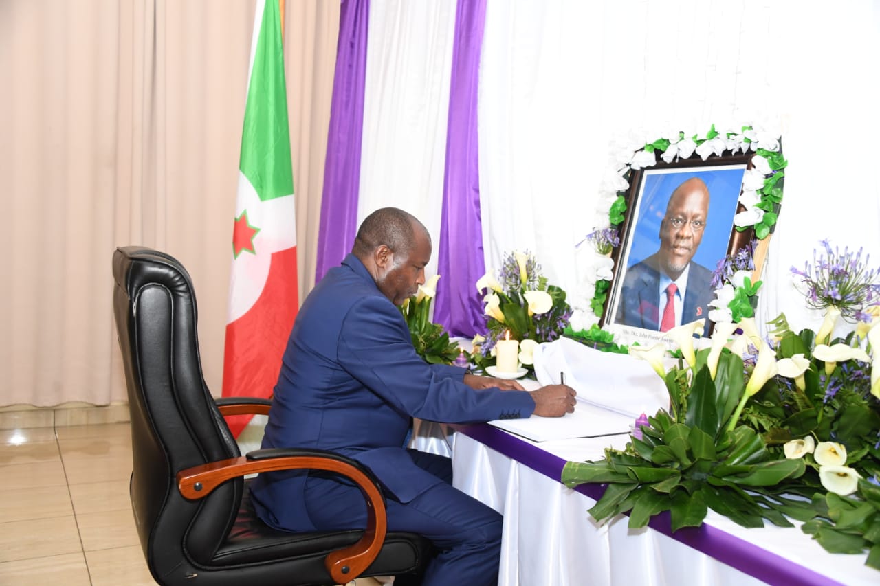 The Head of State signs in the condolence book in tribute to the President Magufuli