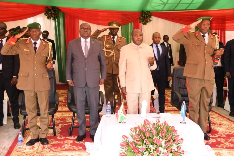 Le Président Ndayishimiye appelle les officiers de l’ISCAM à servir de modèle