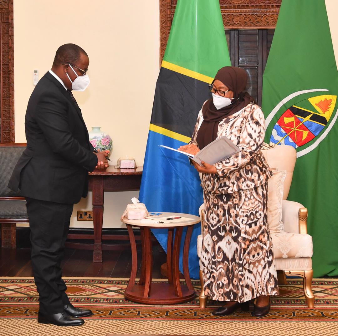 L'Ambassadeur de la République-Unie de Tanzanie au Burundi, Madame