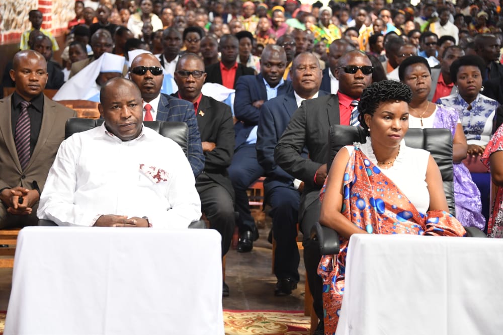Le Couple Présidentiel s’associe aux chrétiens de la Paroisse Makebuko pour la célébration du Saint Sacrement