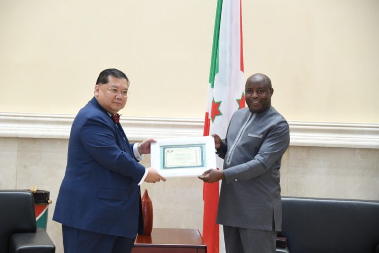 L’Ancien Envoyé Spécial des Etats Unis dans la Region des Grands Lacs décoré par le Chef de l’Etat Burundais