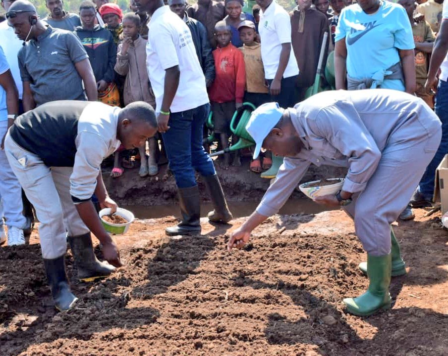 Le Président Ndayishimiye à la rencontre des agriculteurs pour promouvoir les systèmes d’irrigation innovants