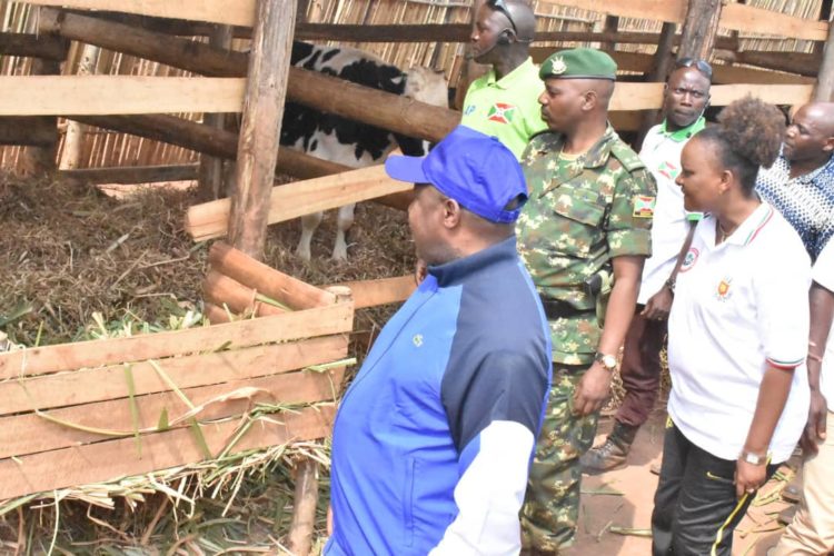 Le Président Ndayishimiye encourage la population à s’atteler aux travaux de développement
