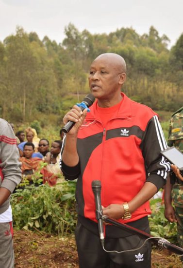 Le Vice-Président Bazombanza effectue les travaux communautaires à Mwaro