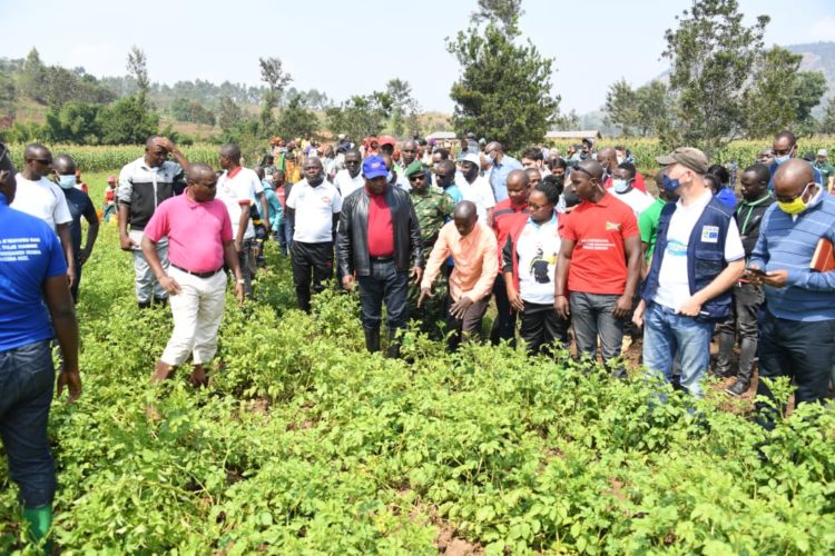 Le Chef de l’Etat exhorte les agriculteurs à mettre en commun les terres pour accroître la production