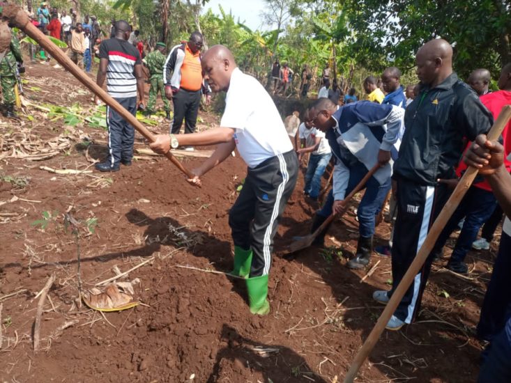 Le Vice-Président s’associe à la population de Muramvya dans les travaux de développement communautaire