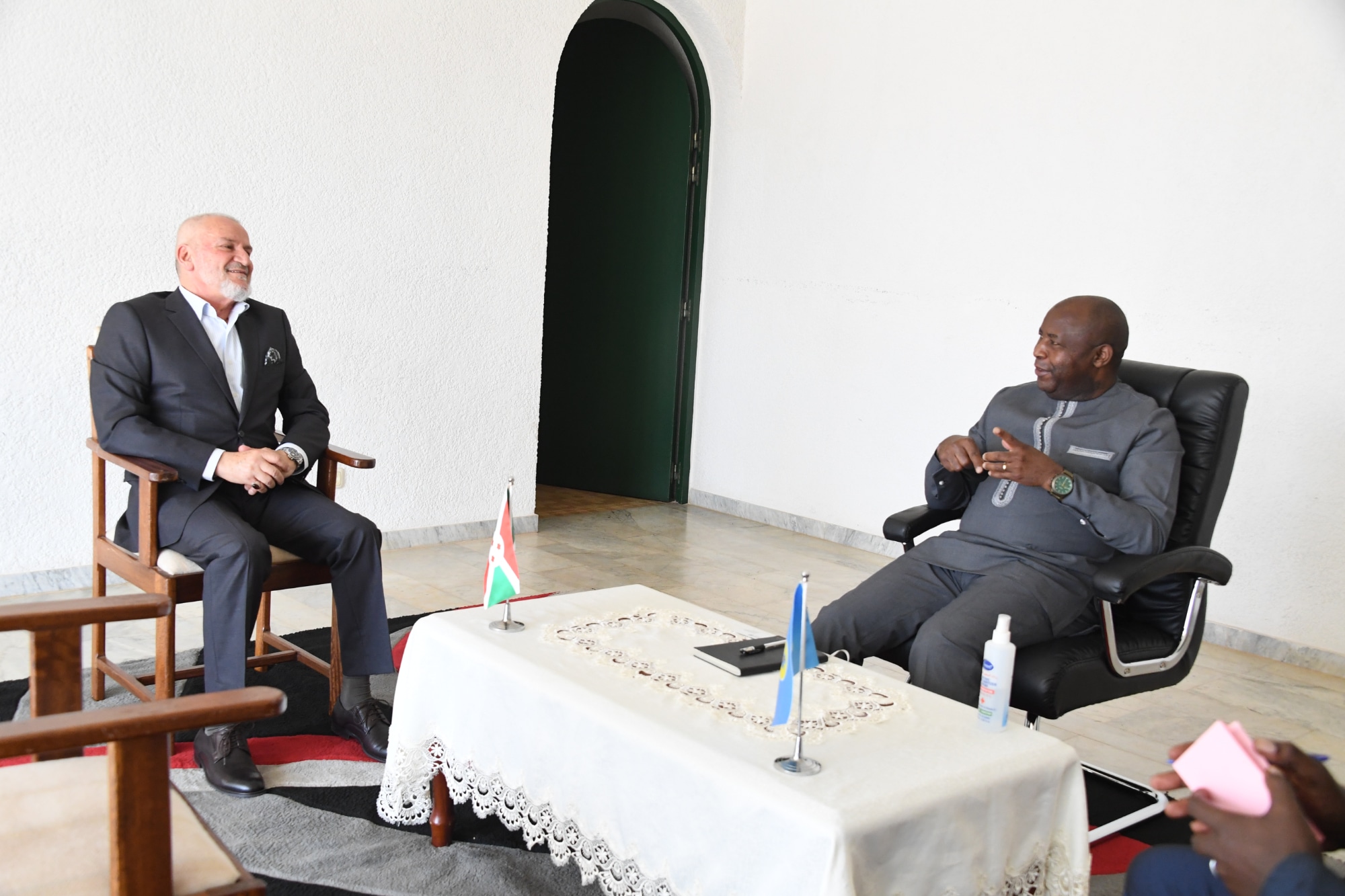 Dans ses projets d’éducation et de santé publique, le Gouvernement du Burundi est assuré du soutien de la Ligue Islamique Mondiale.