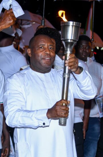 Flambeau de la paix, éclaireur de développement