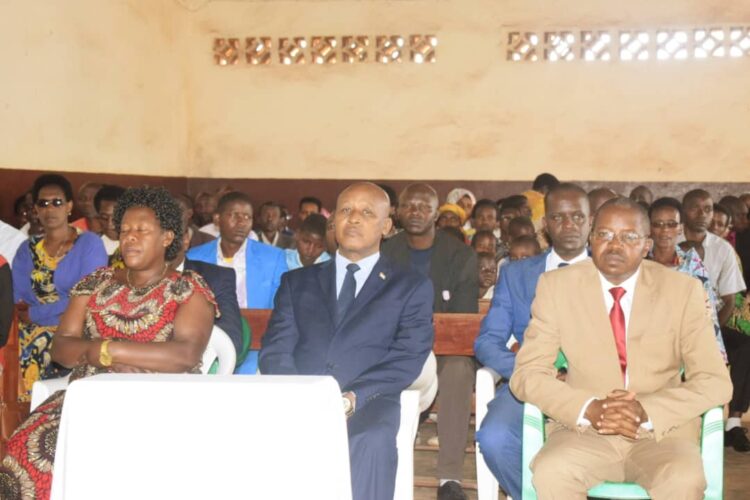 Le Vice-Président Bazombanza prend part à la messe dominicale à la Paroisse Saint Léonidas de Mwaro