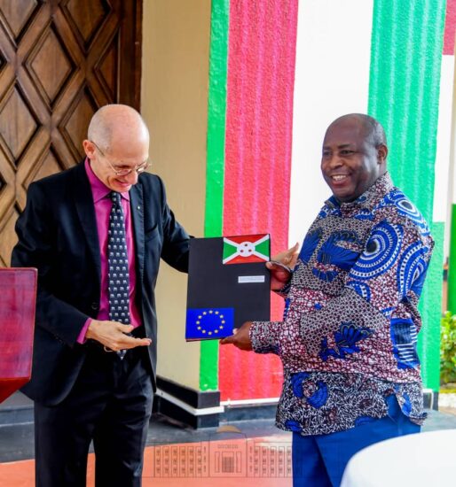 Une délégation des ambassadeurs des pays membres de l’Union Européenne présente au Chef de l’Etat un document contenant la décision de levée des sanctions économiques contre le Burundi