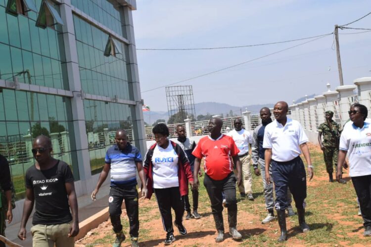 Le Vice-Président BAZOMBANZA apporte son appui à la construction du bâtiment qui abritera le bureau provincial de Ruyigi