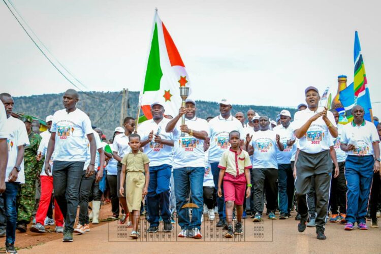 Le Chef de l’Etat rencontre à Mwaro le Flambeau de la Paix qui fait le parcours de tout le Burundi pour éclairer les travaux de développement