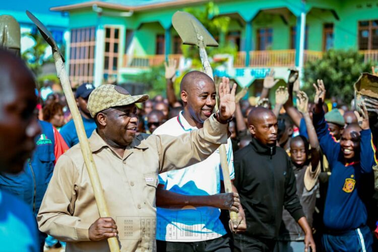 Le Président Ndayishimiye effectue les travaux communautaires sur le chantier du building administratif de la Commune Ngozi