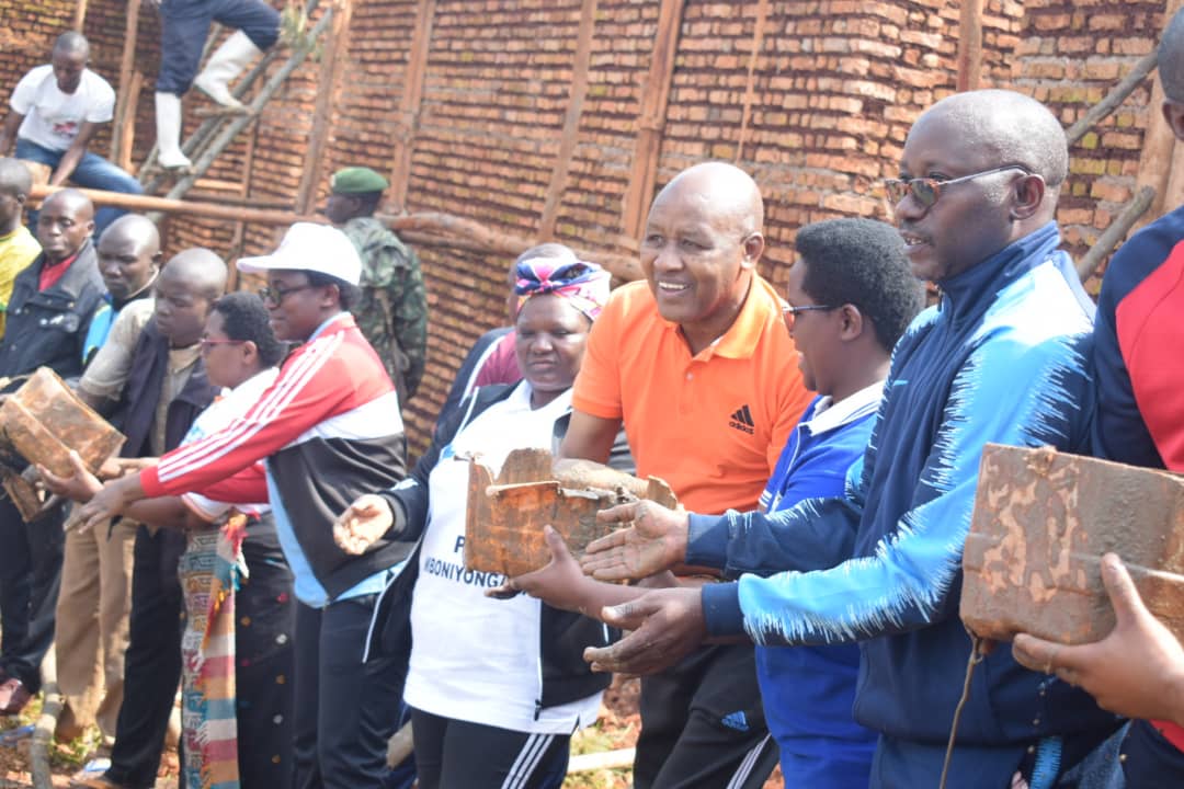 Le Vice-Président se joint à la population de Karusi dans les travaux de développement communautaire