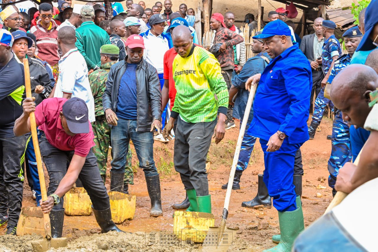 Le Président Ndayishimiye effectue les travaux communautaires à Muramvya