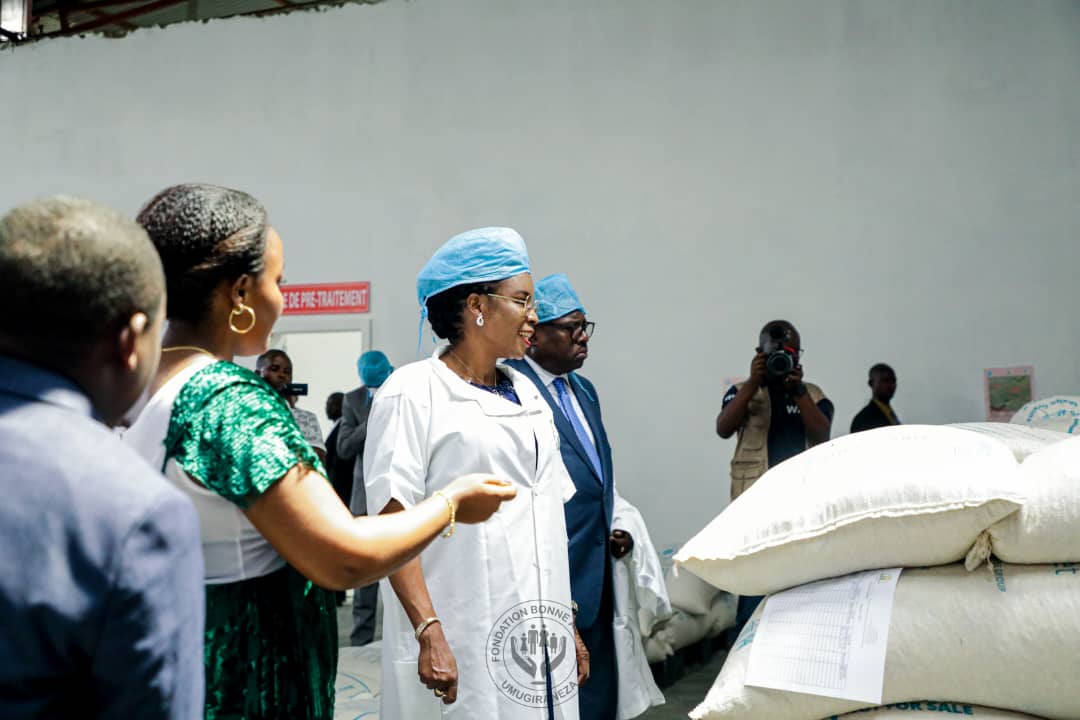 La Première Dame lance les activités de production de la farine complète de maïs fortifiée pour appuyer le programme de cantine scolaire