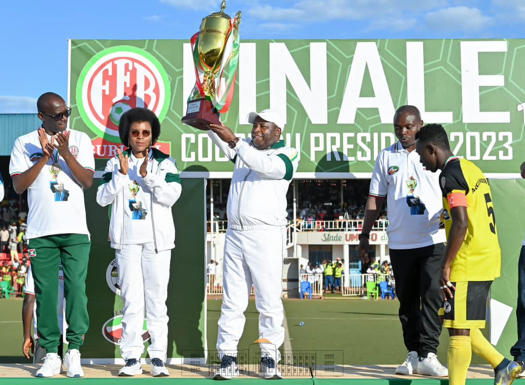 Le Chef de l’Etat octroie un trophée à l’équipe vainqueur du match final de la Coupe du Président, Édition 2023