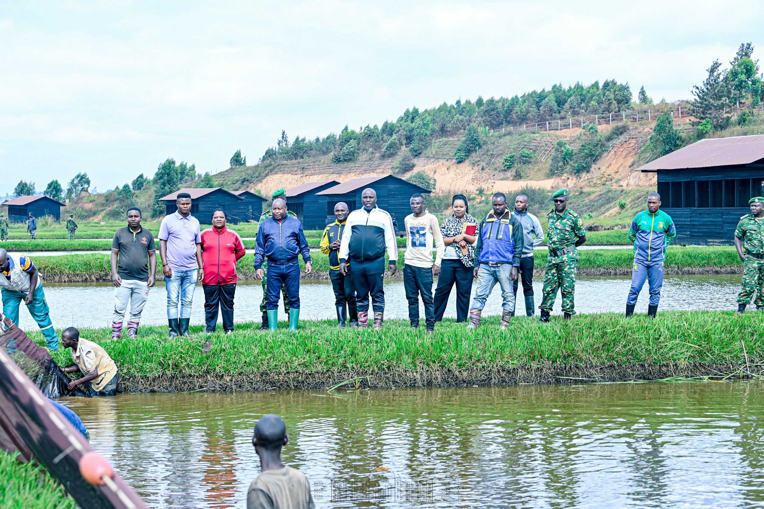 Le Président Ndayishimiye sert de modèle dans la pisciculture