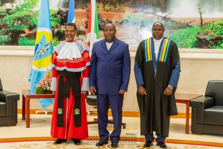 Le Juge Omar Othman Makungu prête serment devant le Président du Sommet de l’EAC