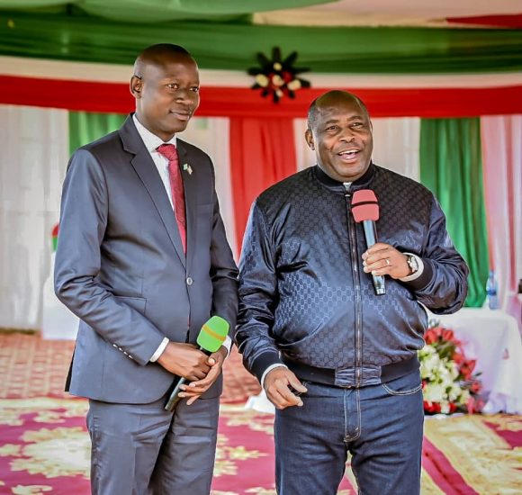 Le Président NDAYISHIMIYE présente officiellement le nouveau Gouverneur de MURAMVYA à la population