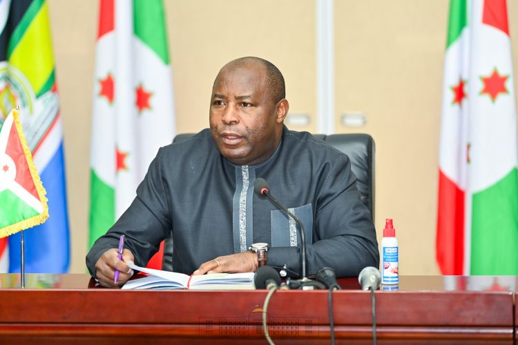 Le Président Ndayishimiye a rencontré les administrateurs des banques pour une vision commune de l’économie burundaise