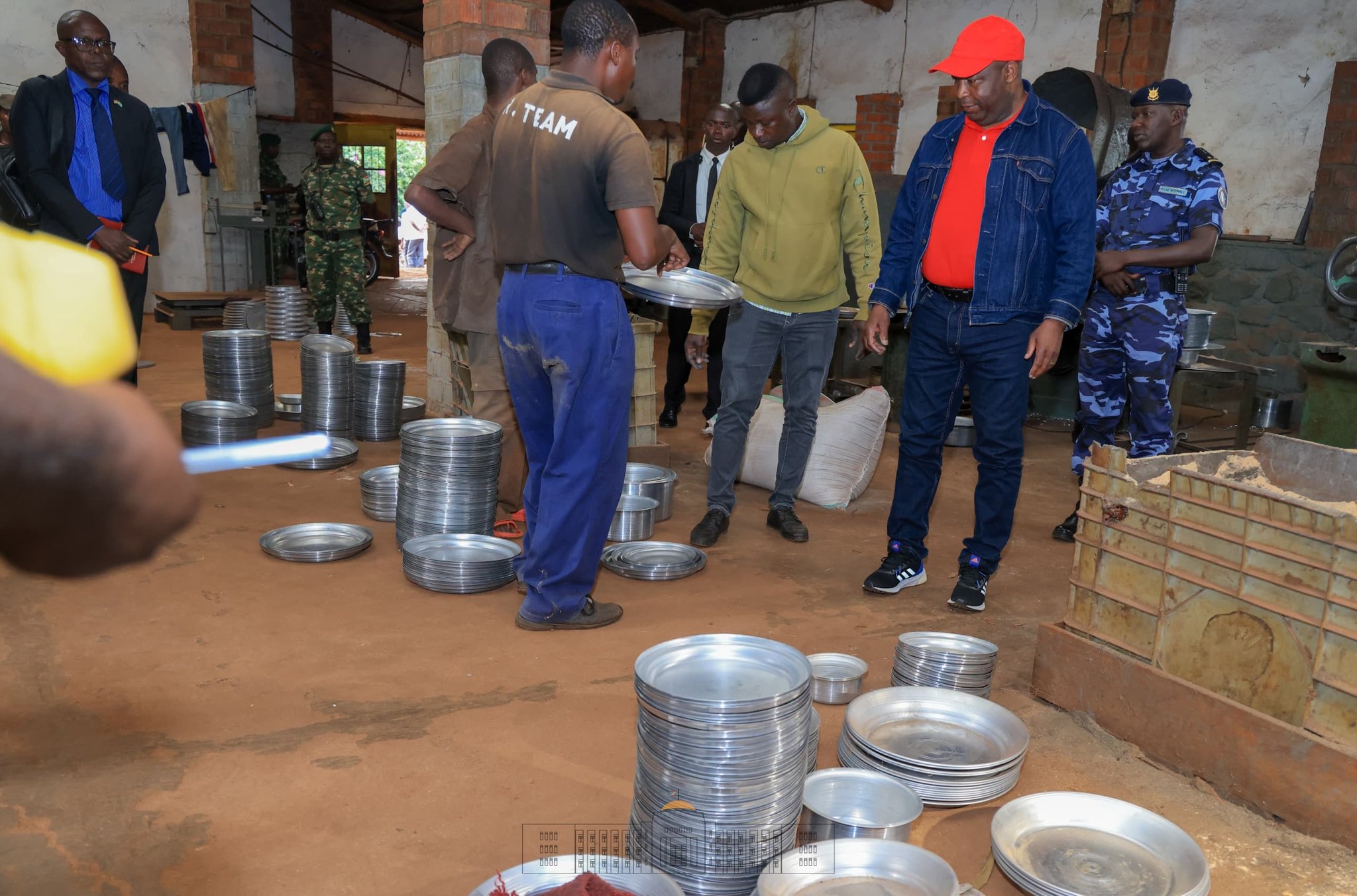 Le Président NDAYISHIMIYE visite l’unité de fabrication des casseroles de cuisson de Mutoyi