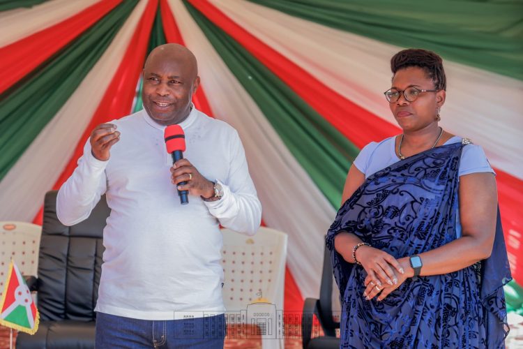 Le Président NDAYISHIMIYE présente officiellement le nouveau gouverneur de Makamba