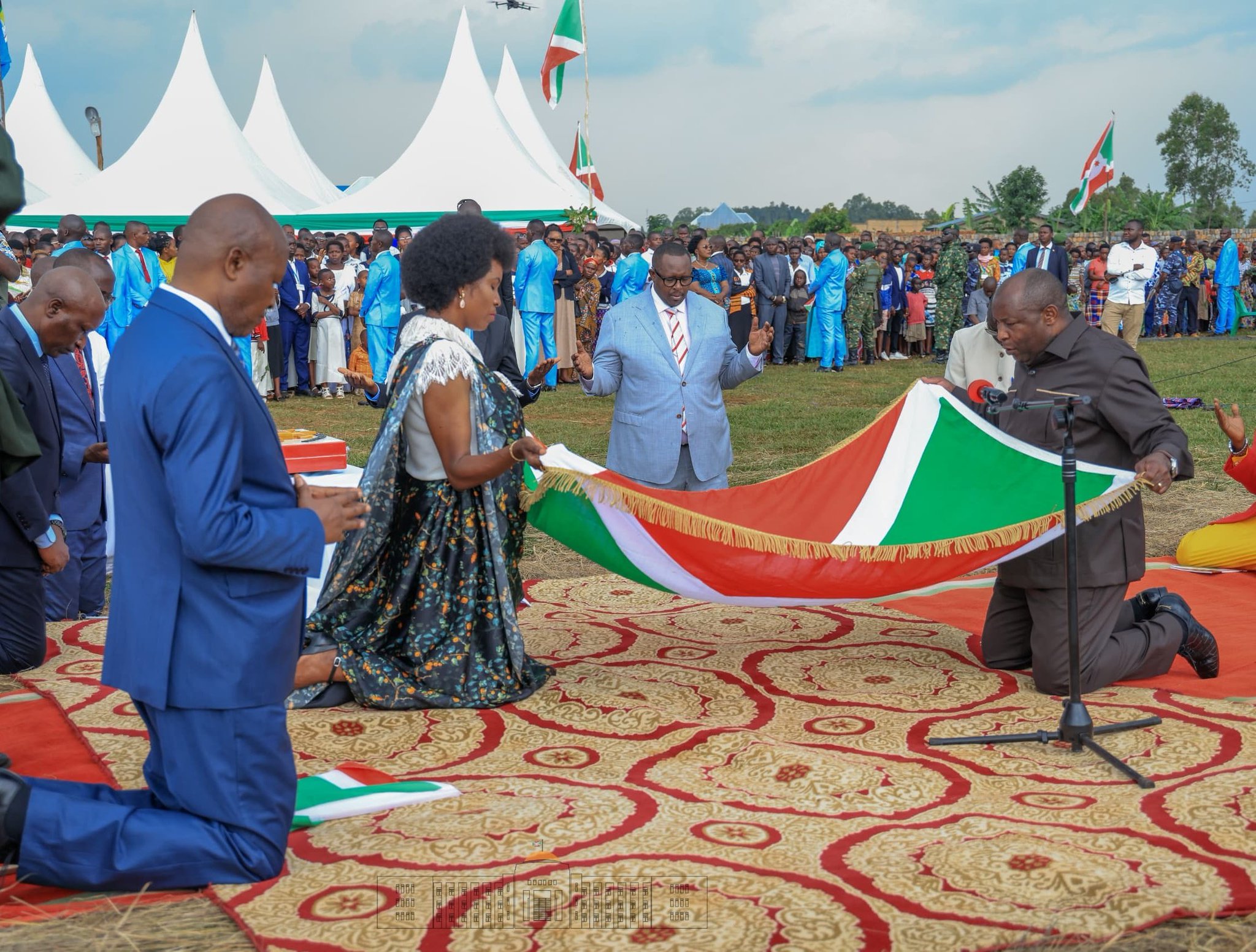Le Président Ndayishimiye clôture la croisade d’Action de Grâce par une prière pour la Nation