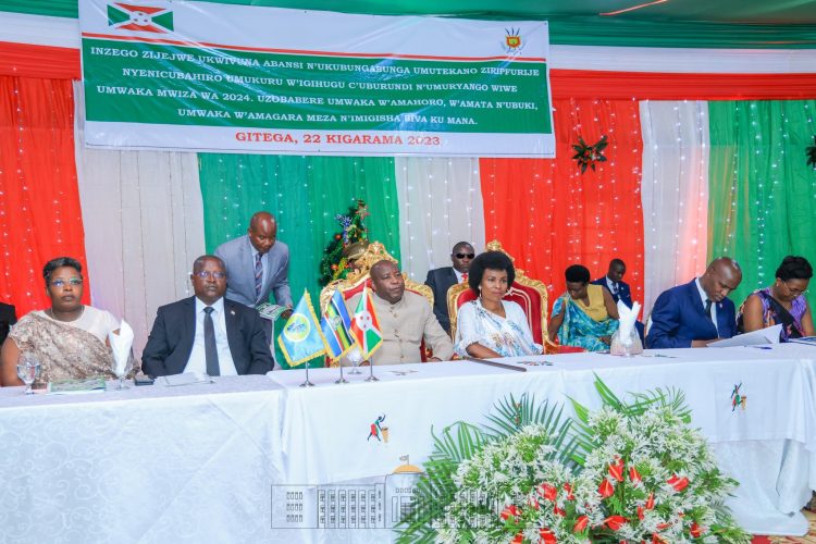 Le Président Ndayishimiye a échangé les voeux du nouvel an avec les forces de défense et de sécurité