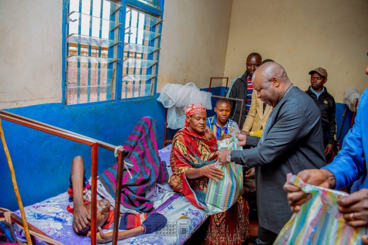 Le Président NDAYISHIMIYE offre une assistance aux malades de l’hôpital de Kibimba