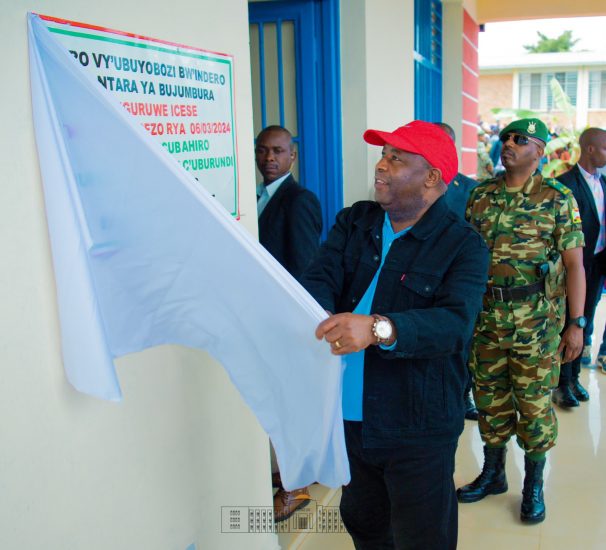 Le Chef de l’Etat inaugure des infrastructures sociales en Commune Isare