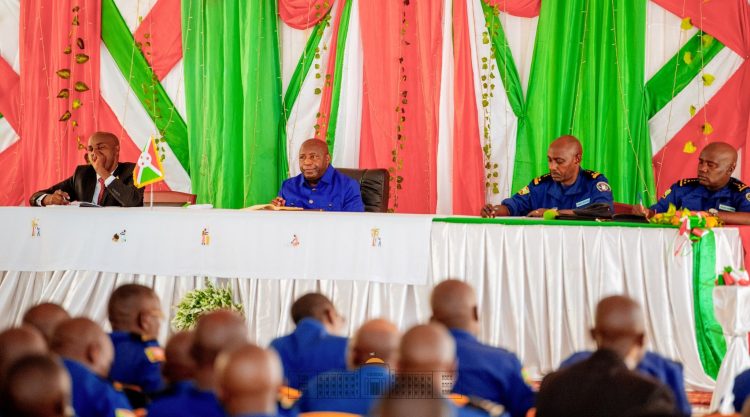 Le Président NDAYISHIMIYE anime une causerie morale à l’intention de la police de la région Sud