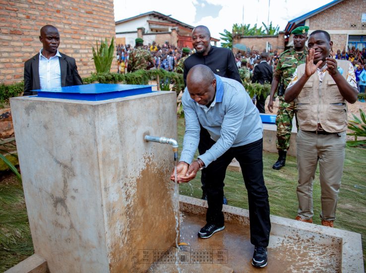 Inauguration d’une adduction d’eau potable à Mparamirundi par le Chef de l’Etat