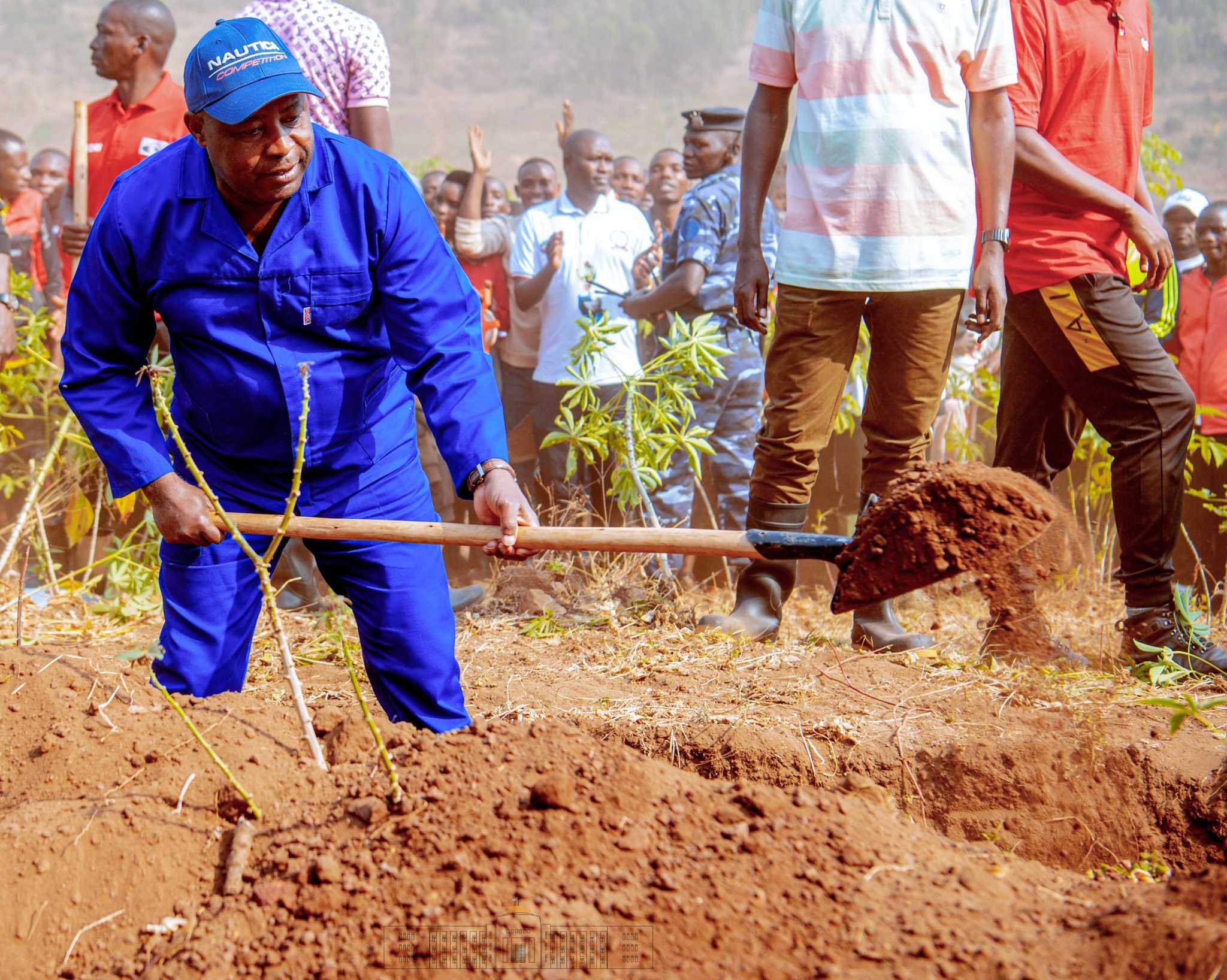 Le Président NDAYISHIMIYE encourage les fonctionnaires burundais à travailler plus de huit heures prévues par jour pour leur développement
